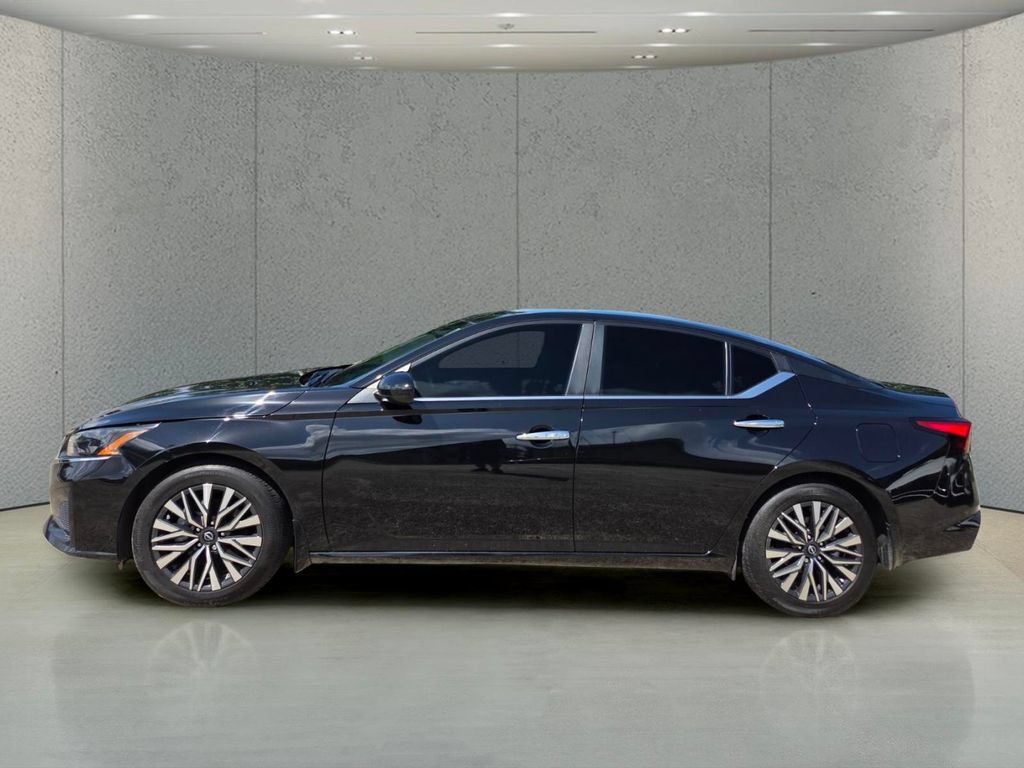 Used 2024 Nissan Altima 2.5 SV w/ SV Premium Package FWD image 2