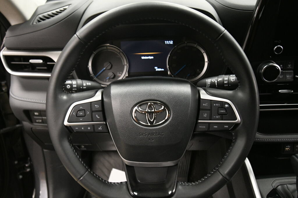 Used 2023 Toyota Highlander LE AWD/4WD image 13