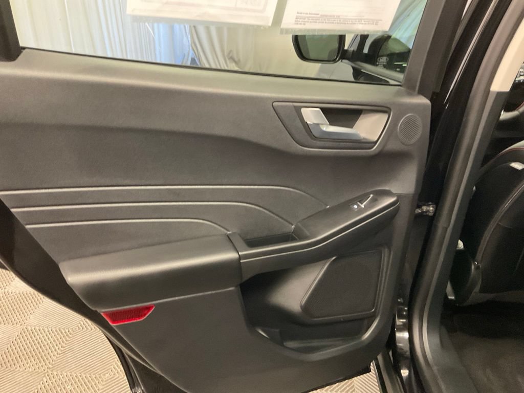 Used 2022 Ford Escape SEL w/ SEL Stealth AWD Package image 32