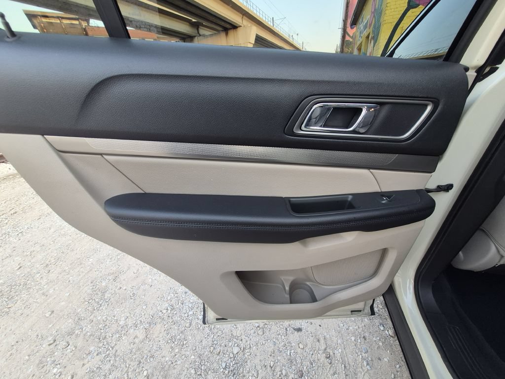 Used 2018 Ford Explorer XLT w/ Equipment Group 202A FWD image 14