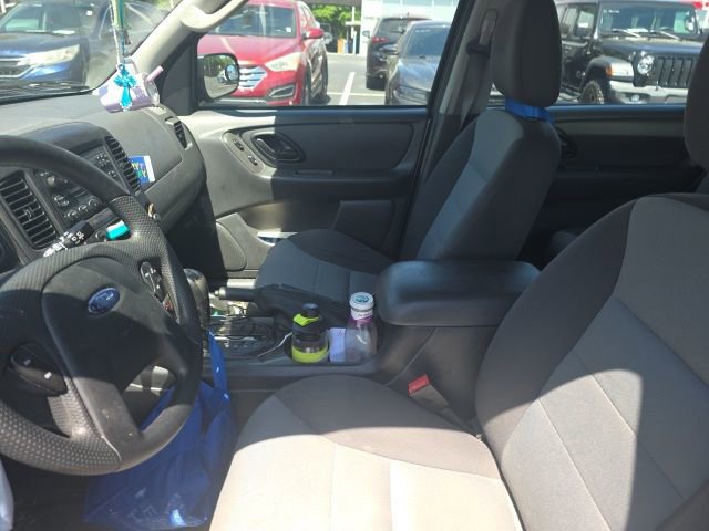 Used 2005 Ford Escape XLS AWD/4WD image 3