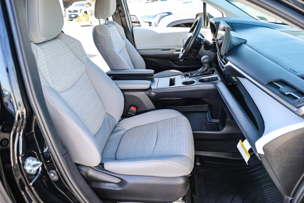 Certified 2026 Toyota Sienna LE image 8