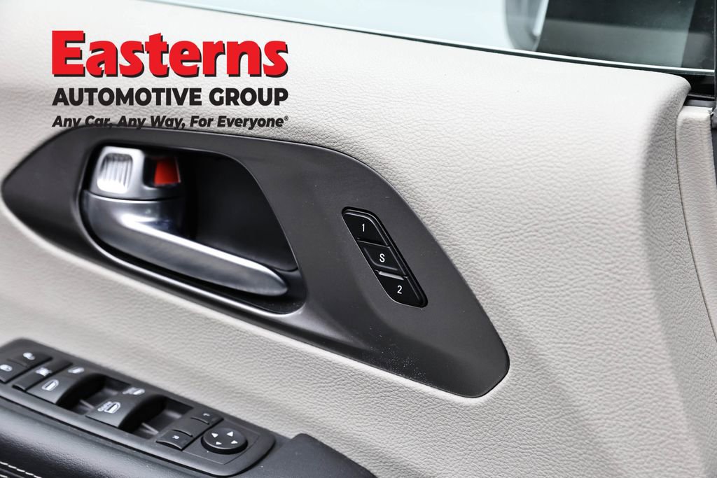 Used 2023 Chrysler Pacifica Touring-L FWD image 21