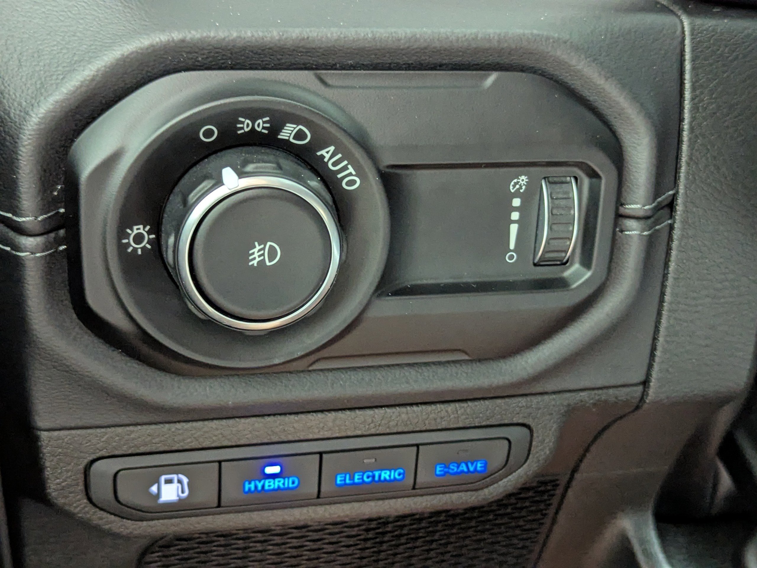 Used 2025 Jeep Wrangler Sahara AWD/4WD image 23