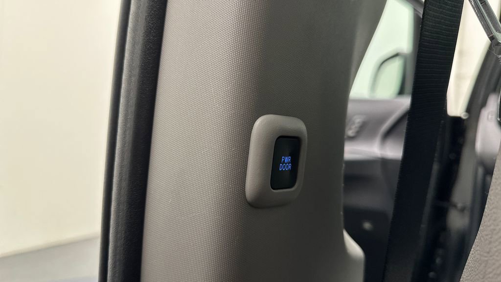 Used 2017 Toyota Sienna Limited image 33
