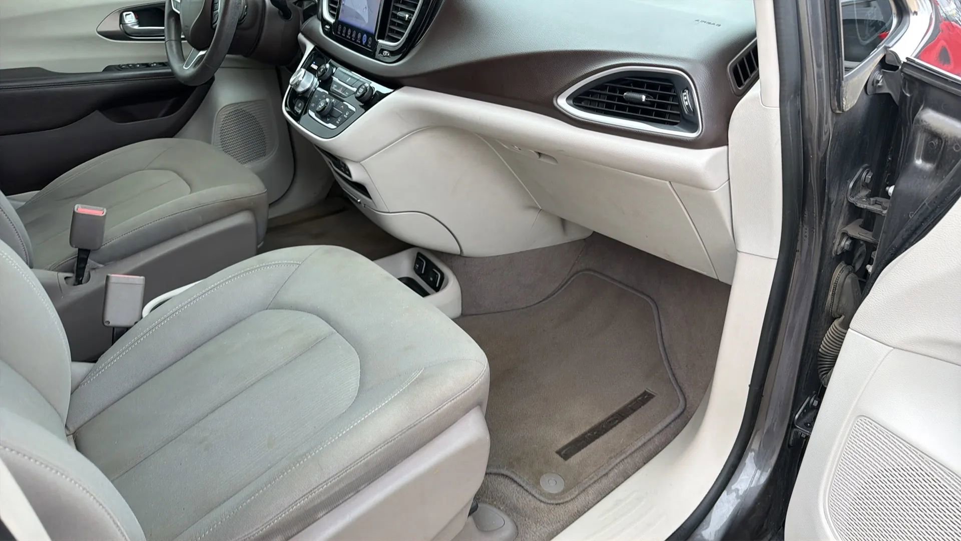 Used 2017 Chrysler Pacifica Touring image 84