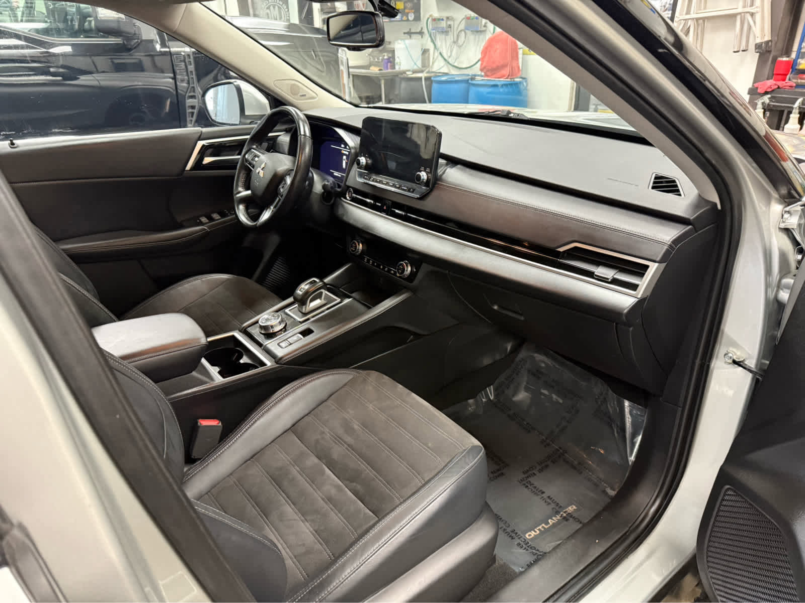 Used 2023 Mitsubishi Outlander SE image 13