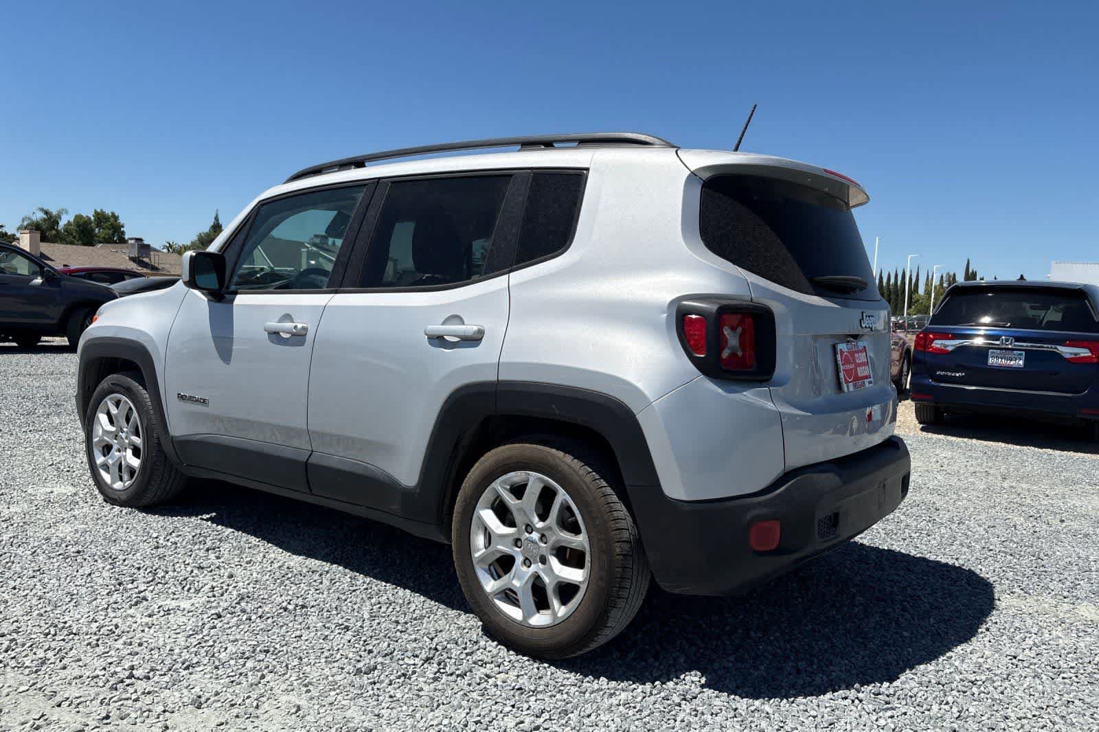Used 2017 Jeep Renegade Latitude FWD image 7