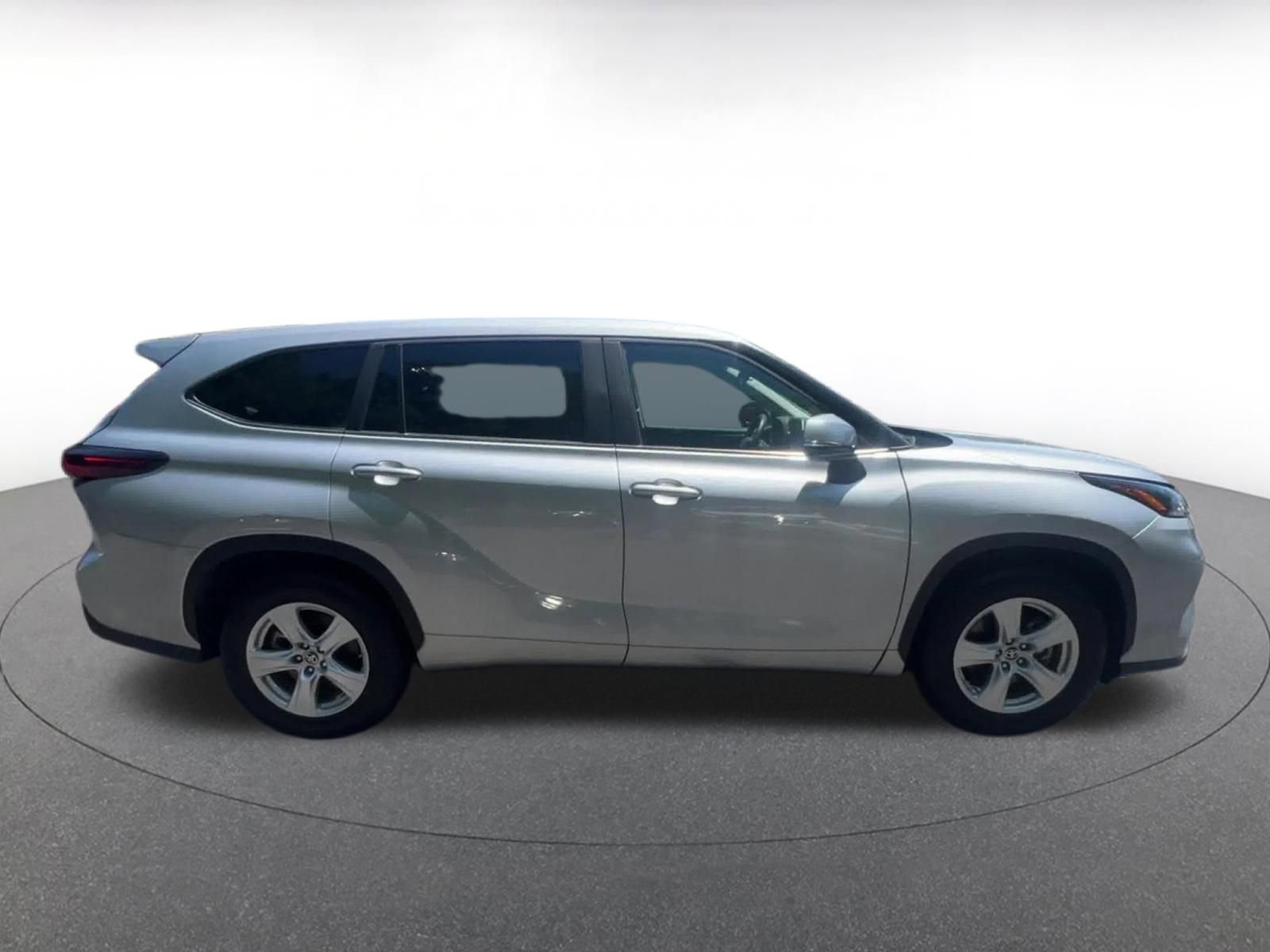Used 2025 Toyota Highlander LE FWD image 16