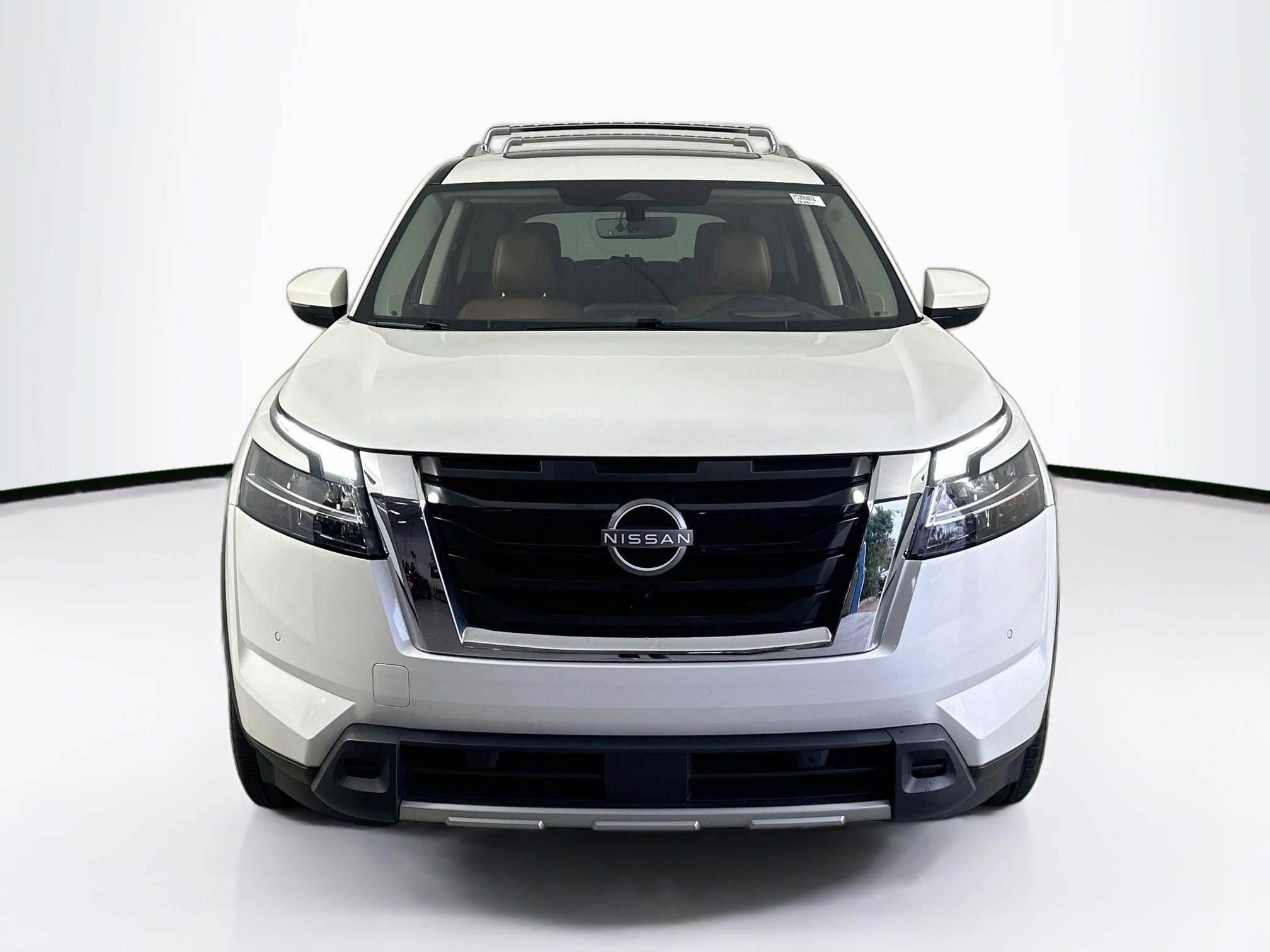 Used 2023 Nissan Pathfinder Platinum image 2