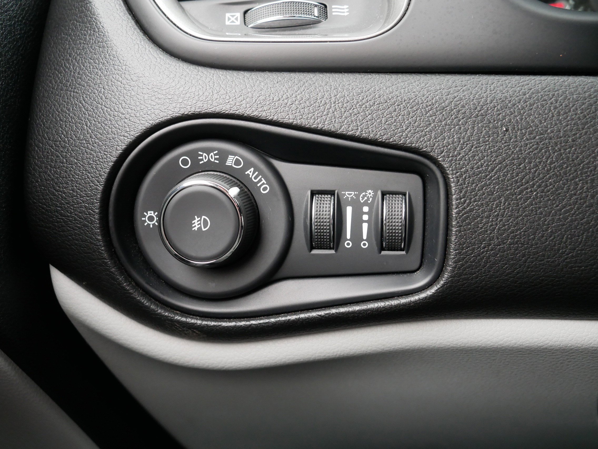 Certified 2022 Jeep Renegade Latitude w/ Convenience Group image 26