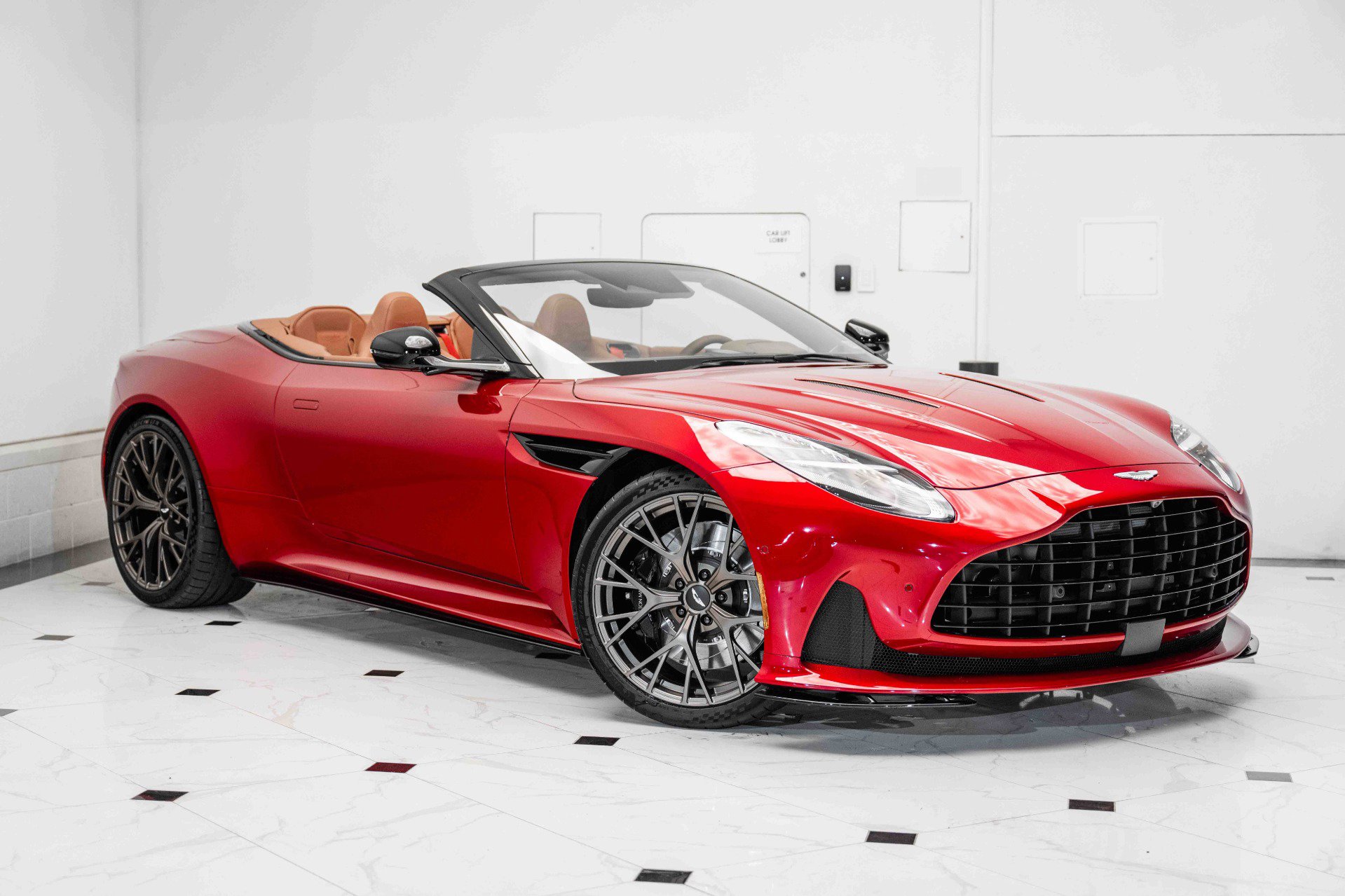 Used 2025 Aston Martin DB12 Convertible image 33