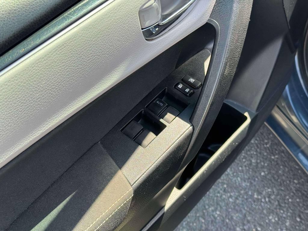 Used 2018 Toyota Corolla LE FWD image 19