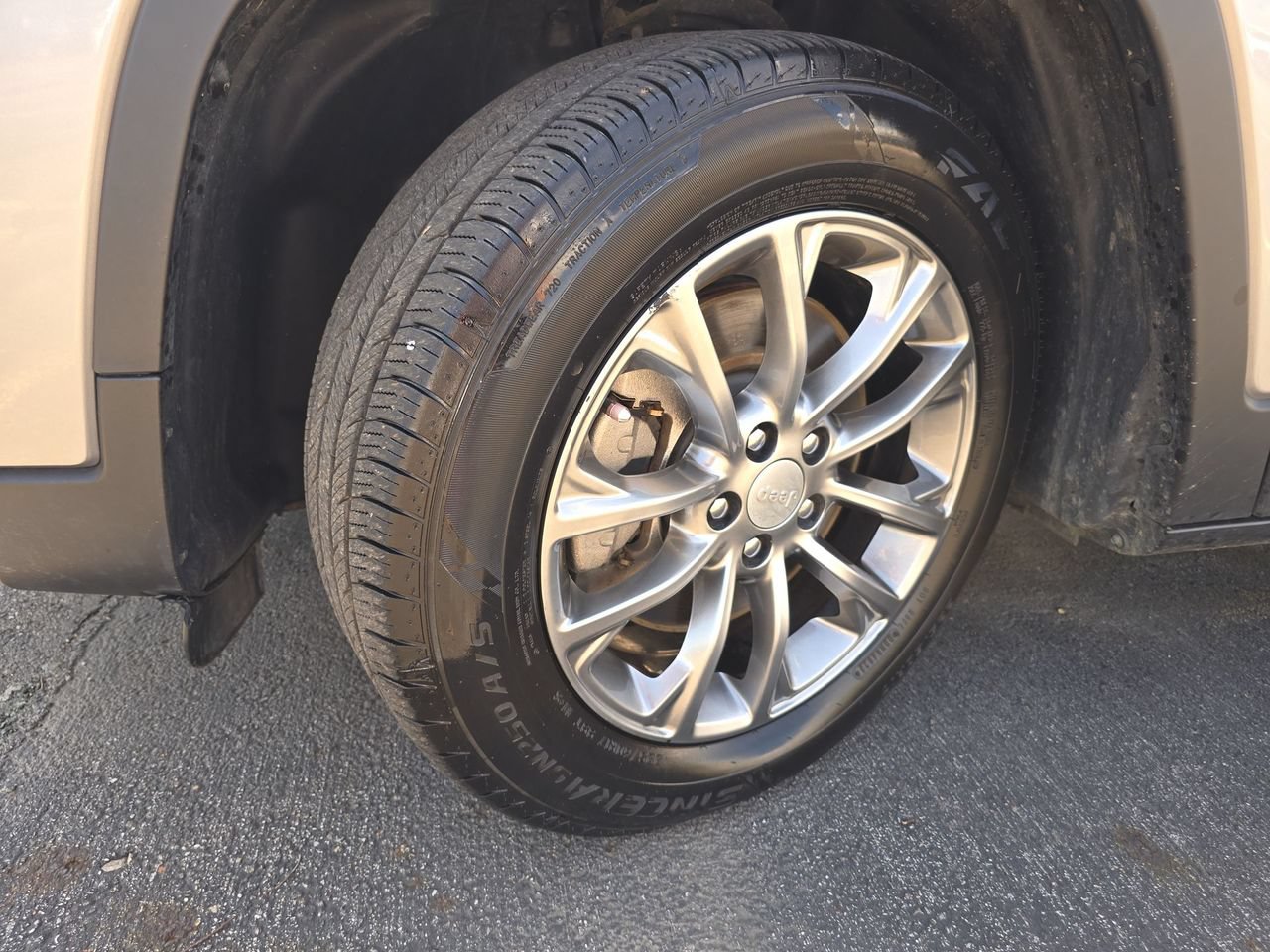 Used 2021 Jeep Cherokee Latitude Plus FWD image 36