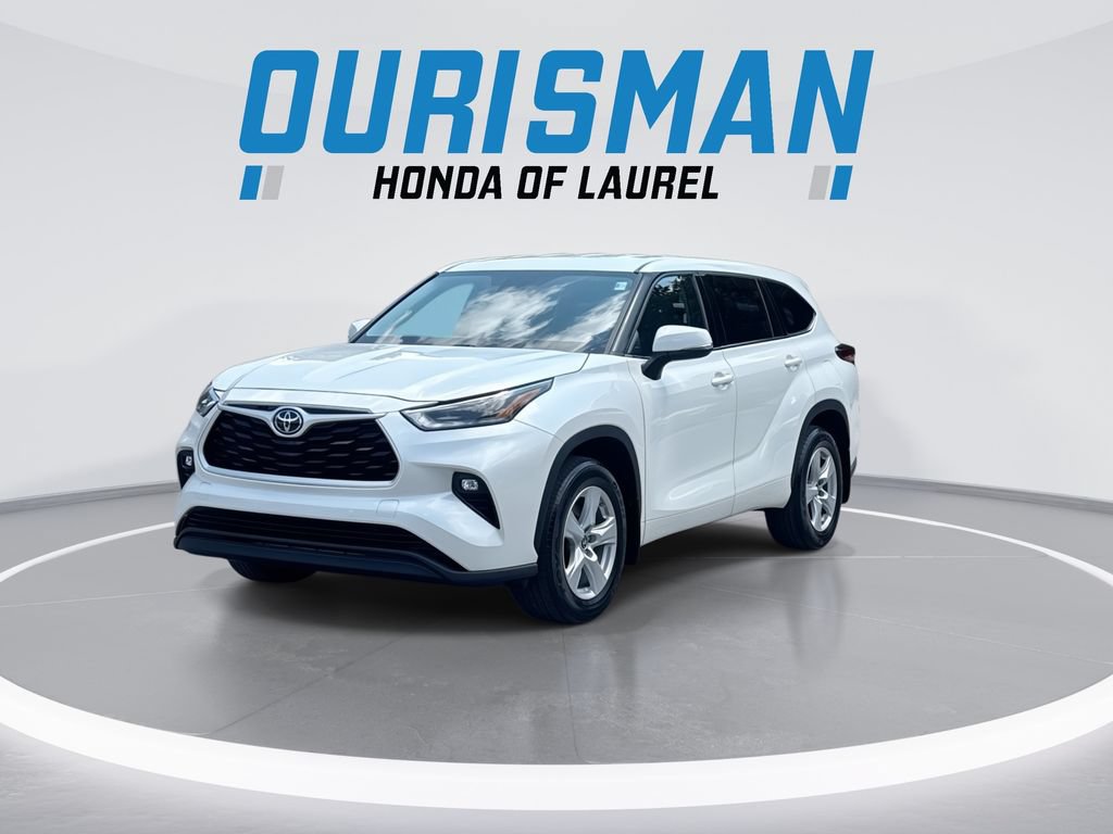 Used 2021 Toyota Highlander LE AWD/4WD image 4