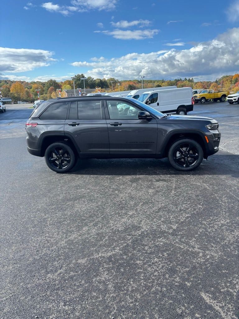 Used 2025 Jeep Grand Cherokee Limited w/ Black Appearance Package AWD/4WD image 4