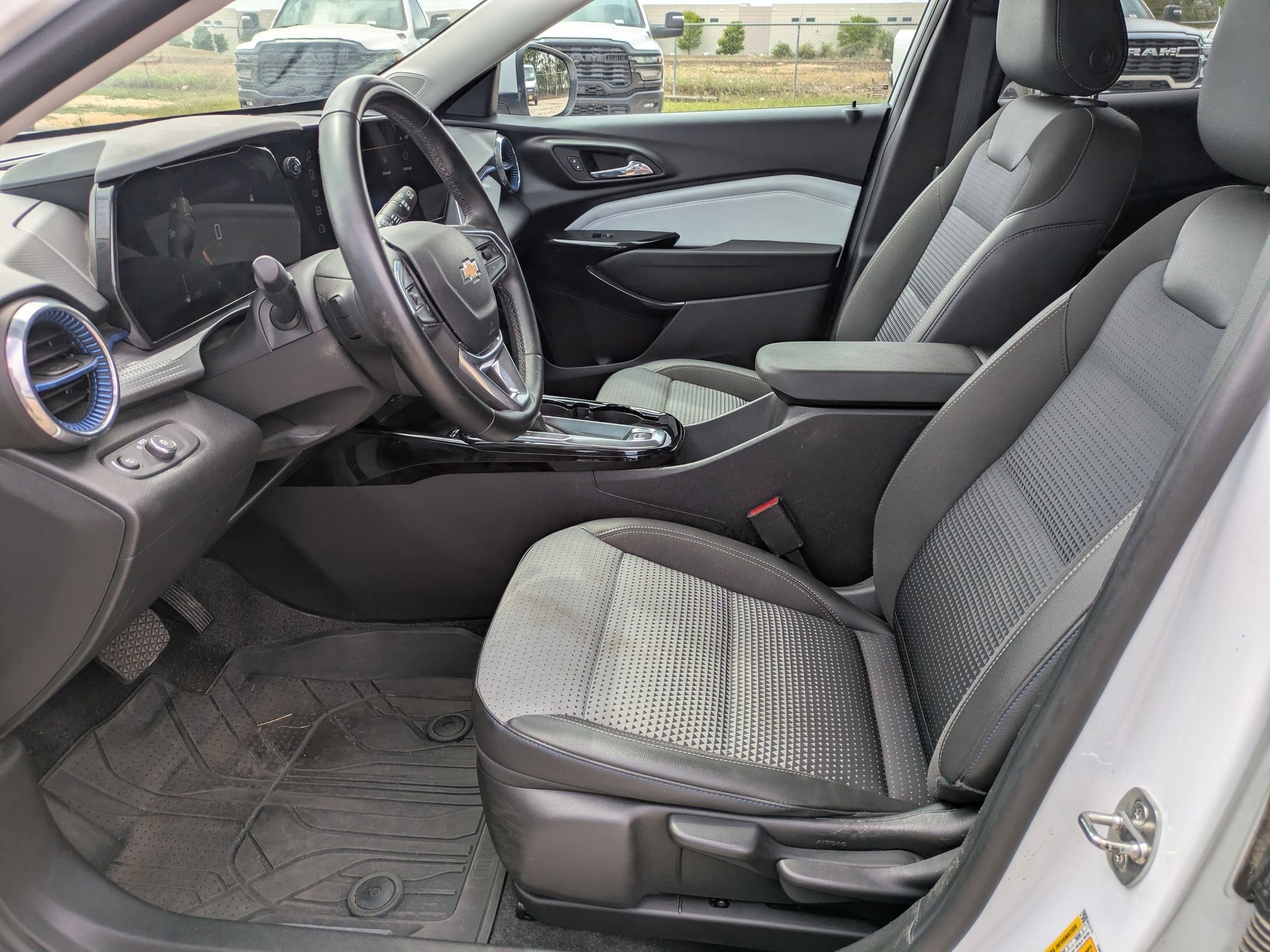Used 2024 Chevrolet Trax LT w/ Sunroof Package FWD image 9