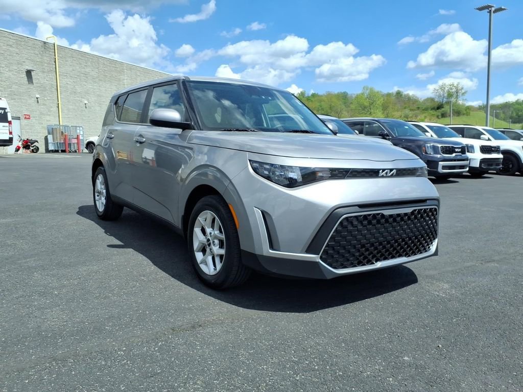 Used 2023 Kia Soul LX w/ LX Technology Package FWD image 5