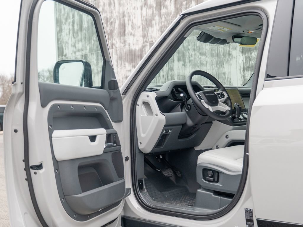 New 2026 Land Rover Defender 110 X-Dynamic SE image 10