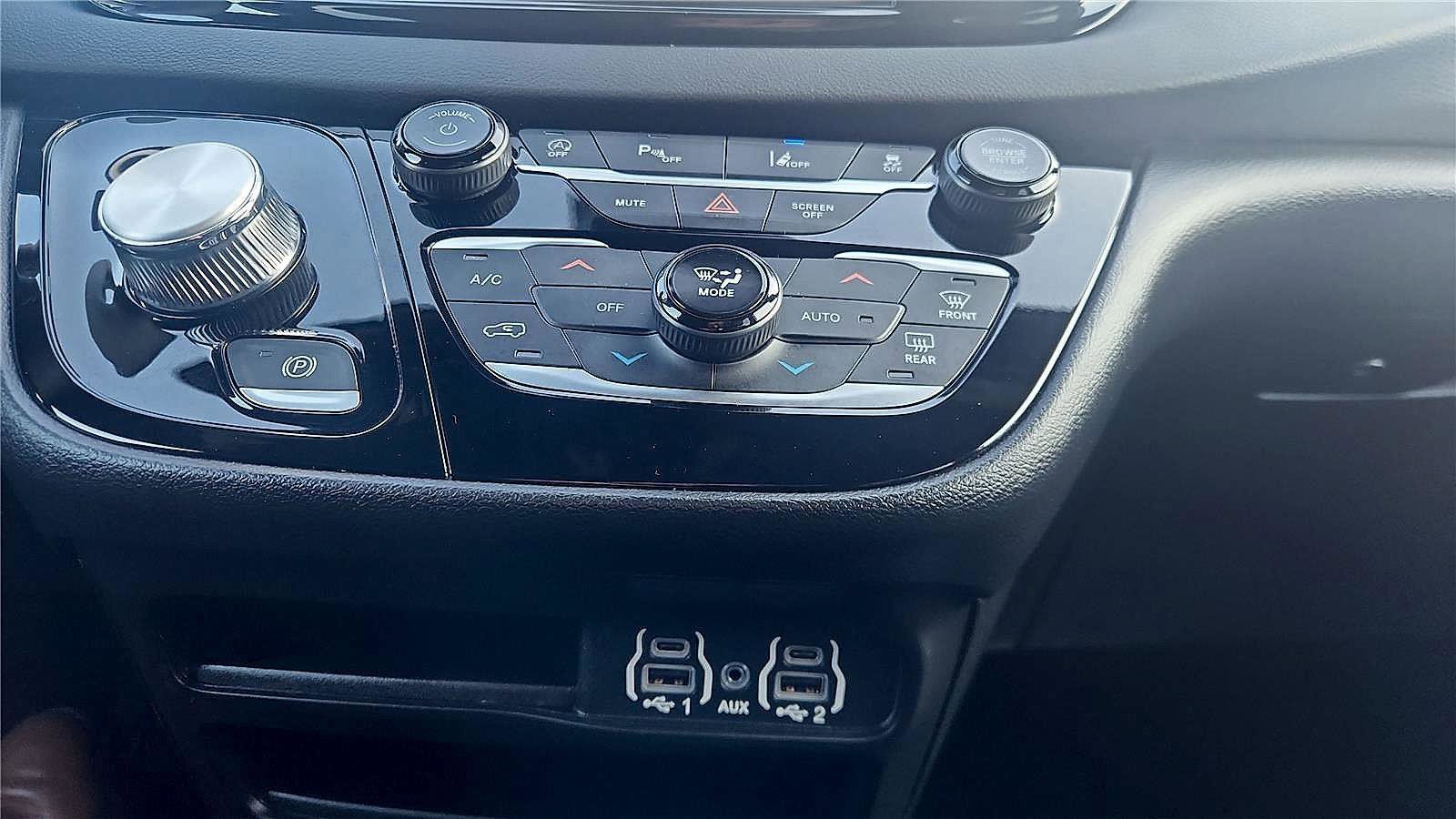 Used 2025 Chrysler Pacifica Select image 20