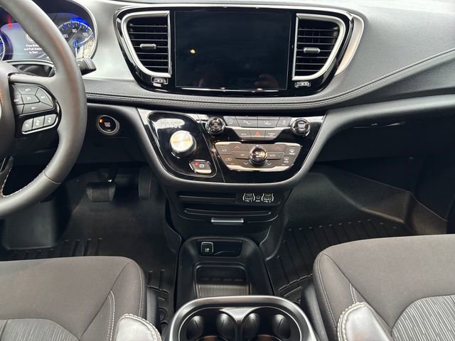 Used 2024 Chrysler Pacifica Touring image 11
