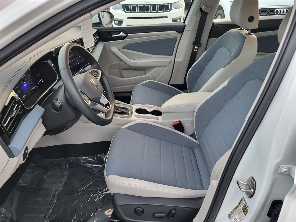 Certified 2025 Volkswagen Jetta SE w/ Sunroof Package image 14