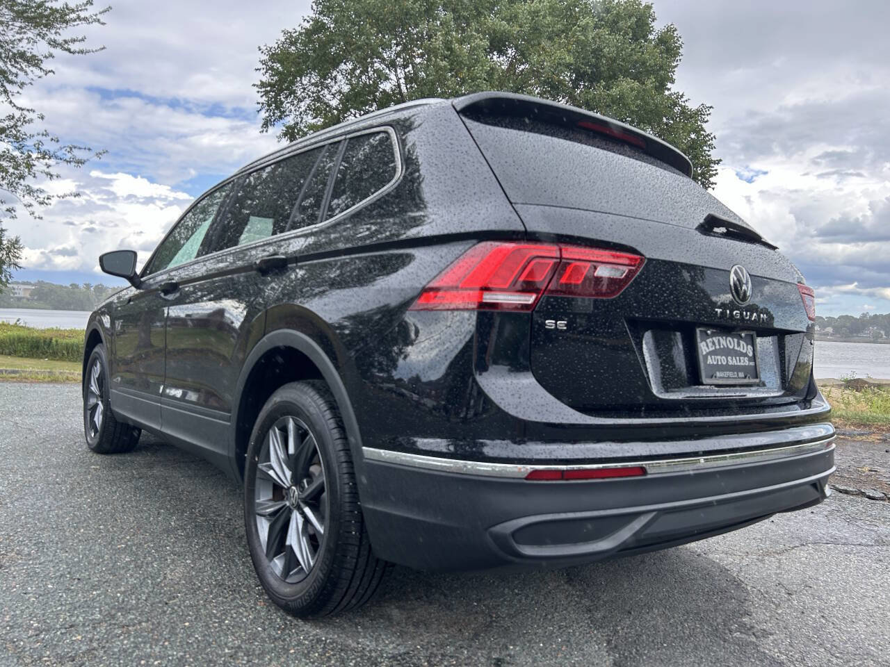 Used 2022 Volkswagen Tiguan SE image 3