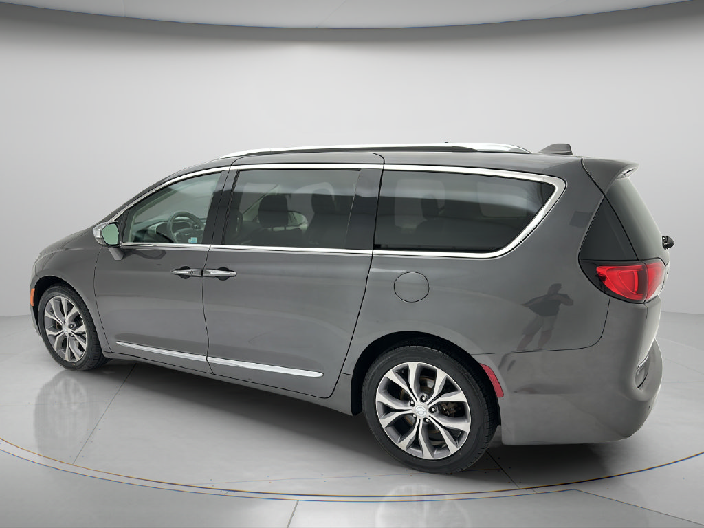 Used 2018 Chrysler Pacifica Limited w/ Tire & Wheel Group FWD image 4