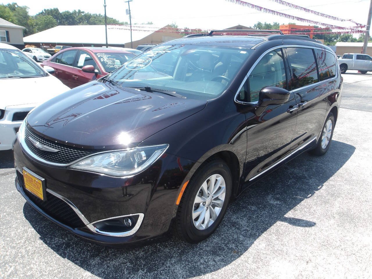 Used 2017 Chrysler Pacifica Touring-L FWD image 3