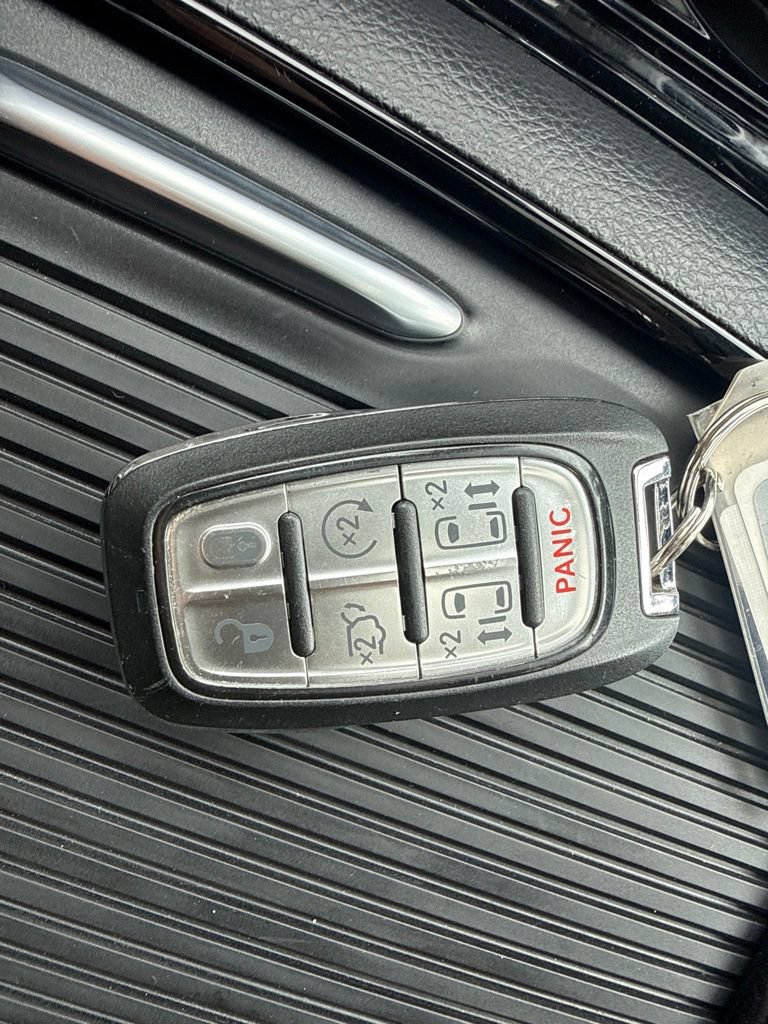 Used 2026 Chrysler Pacifica Limited FWD image 26