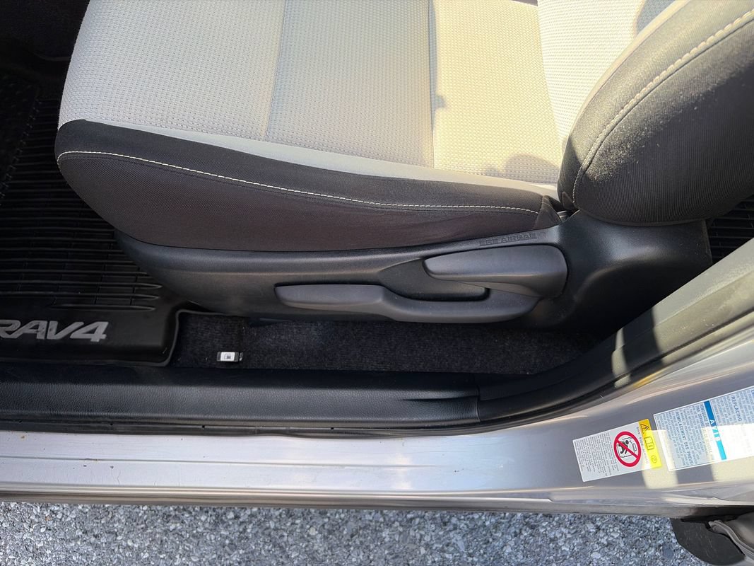 Used 2018 Toyota RAV4 XLE AWD/4WD image 17