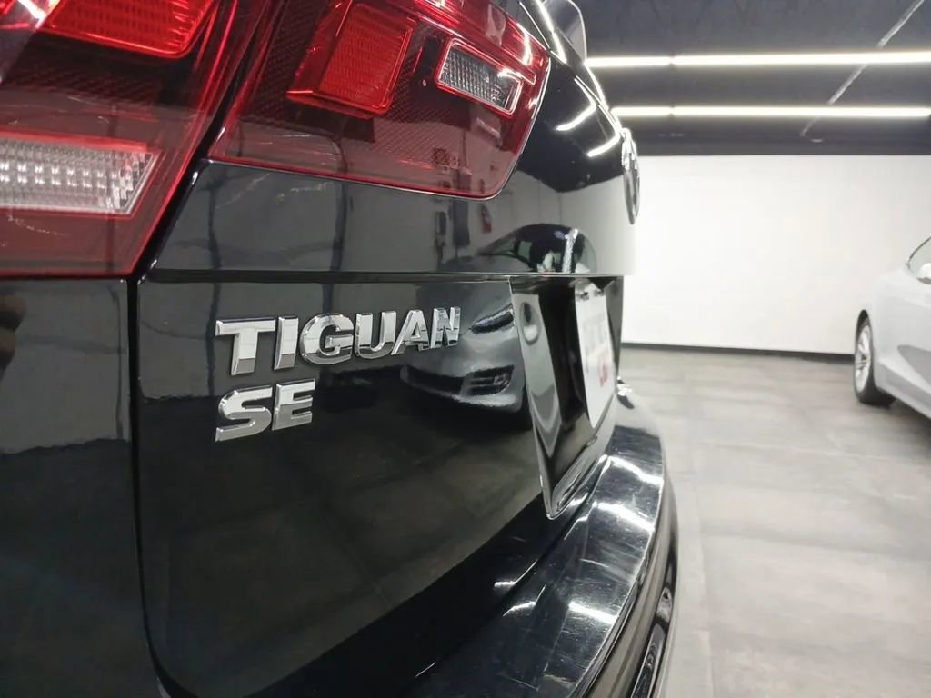 Used 2020 Volkswagen Tiguan SE w/ Panoramic Sunroof Package FWD image 24
