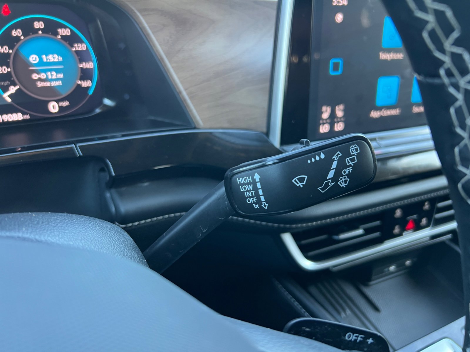 Used 2025 Volkswagen Atlas SE image 18