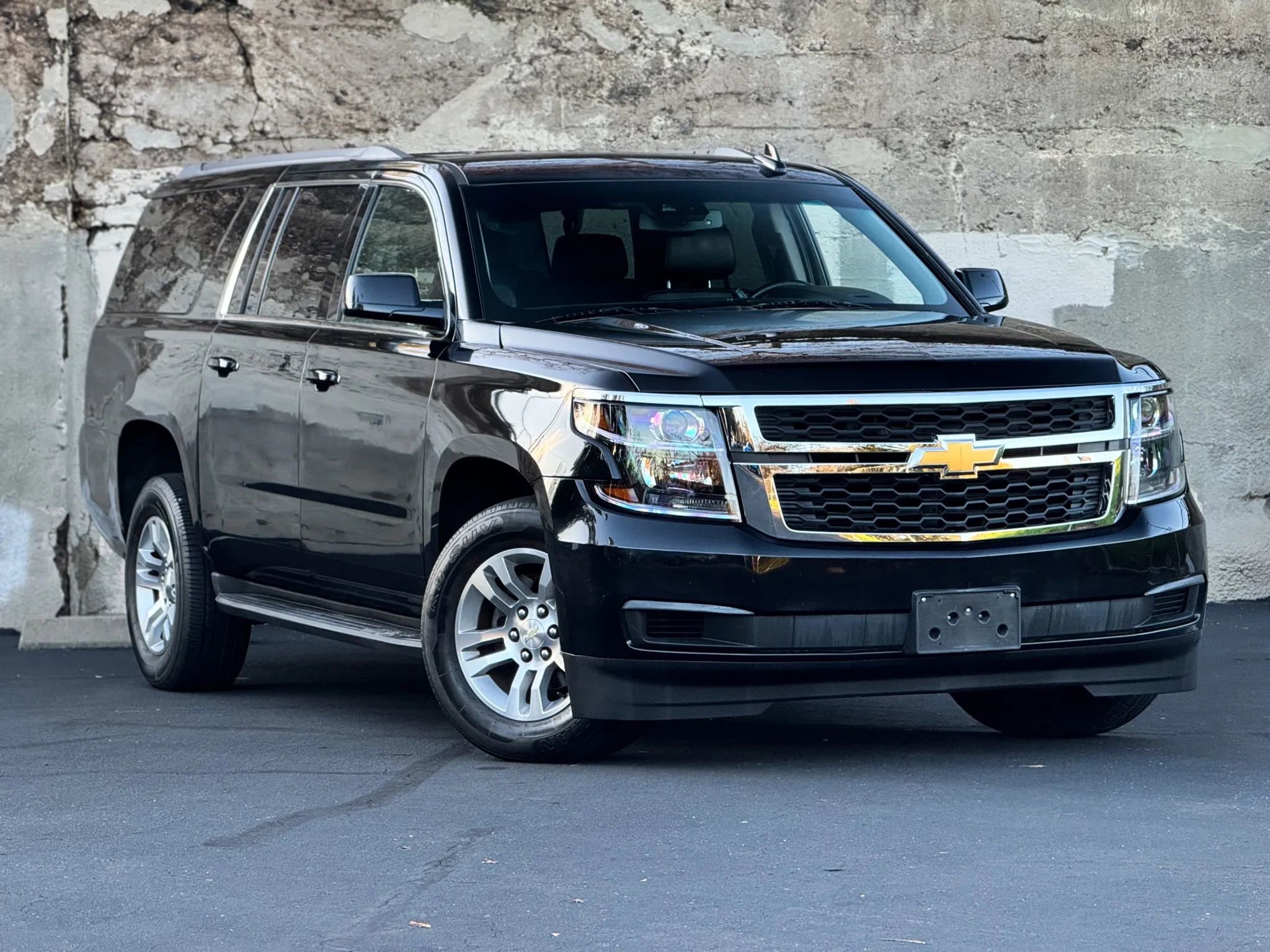 Used 2019 Chevrolet Suburban LT image 1