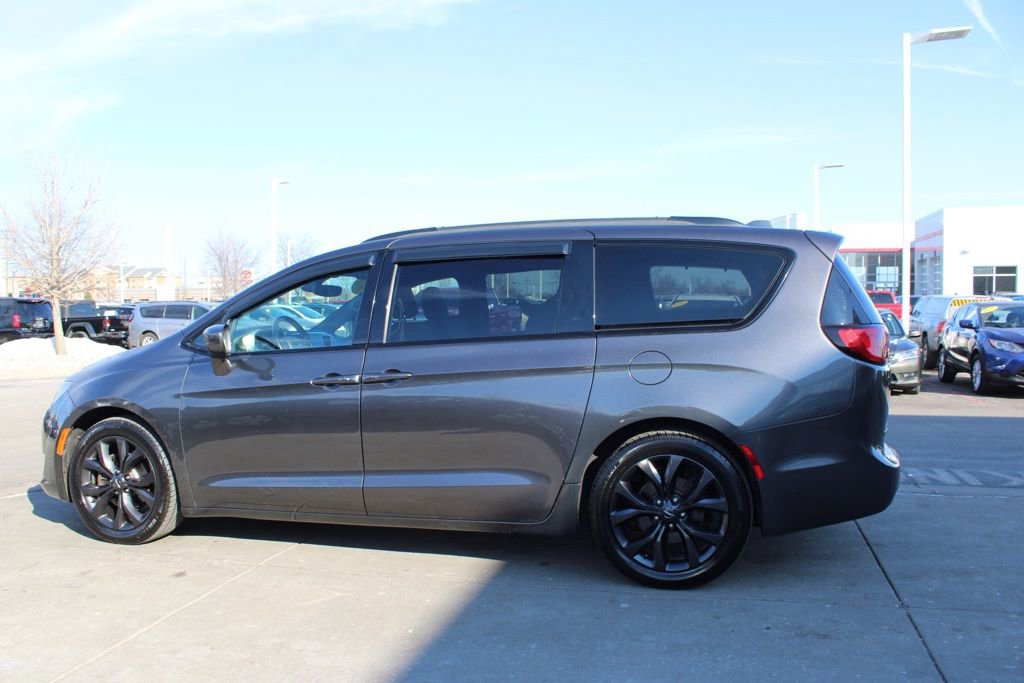 Used 2018 Chrysler Pacifica Touring-L w/ Premium Audio Group image 4