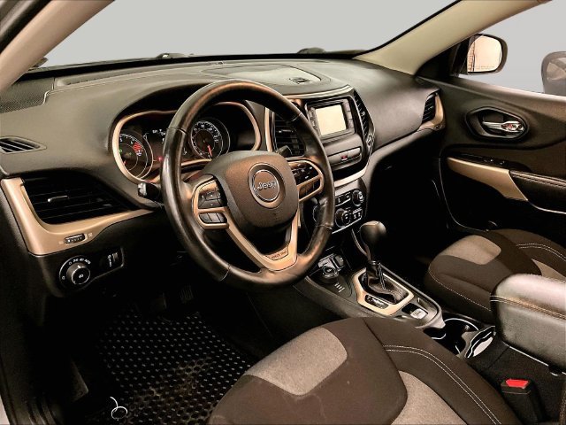 Used 2018 Jeep Cherokee Latitude w/ Cold Weather Group AWD/4WD image 13