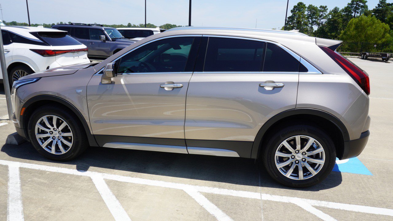 Used 2022 Cadillac XT4 Premium Luxury w/ Enhanced Visibility Package FWD image 6