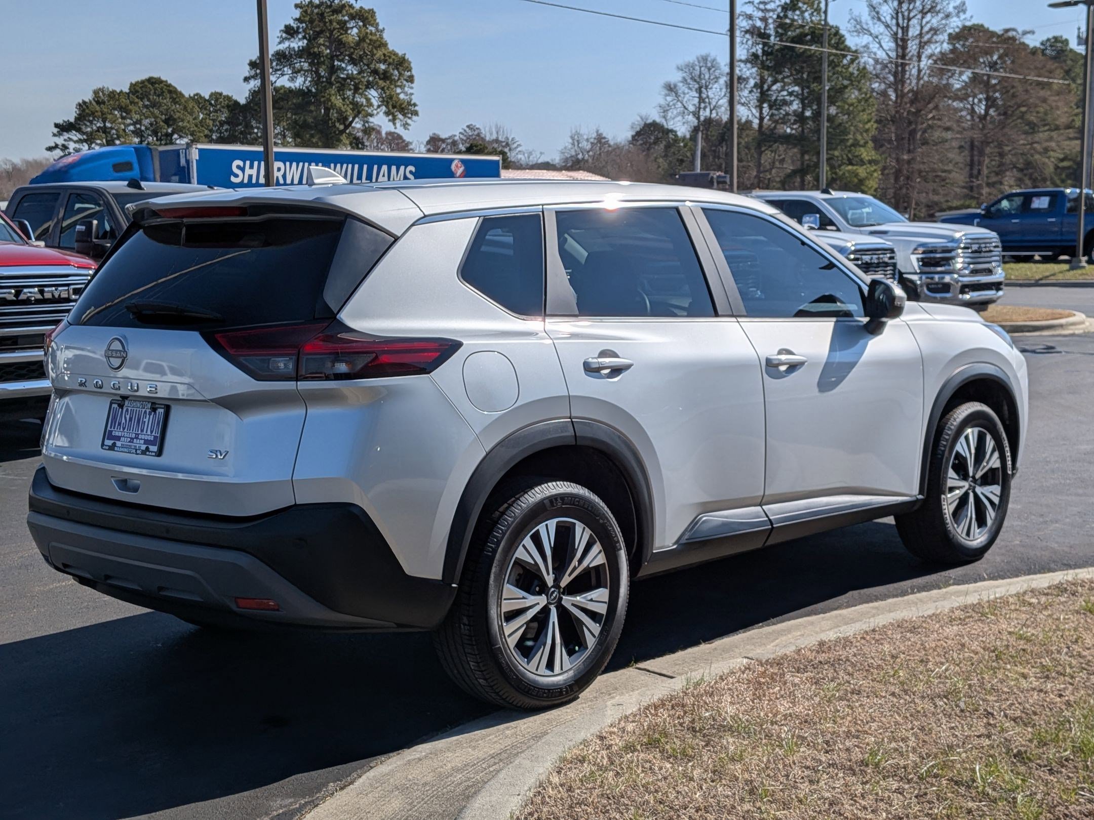Used 2022 Nissan Rogue SV image 5