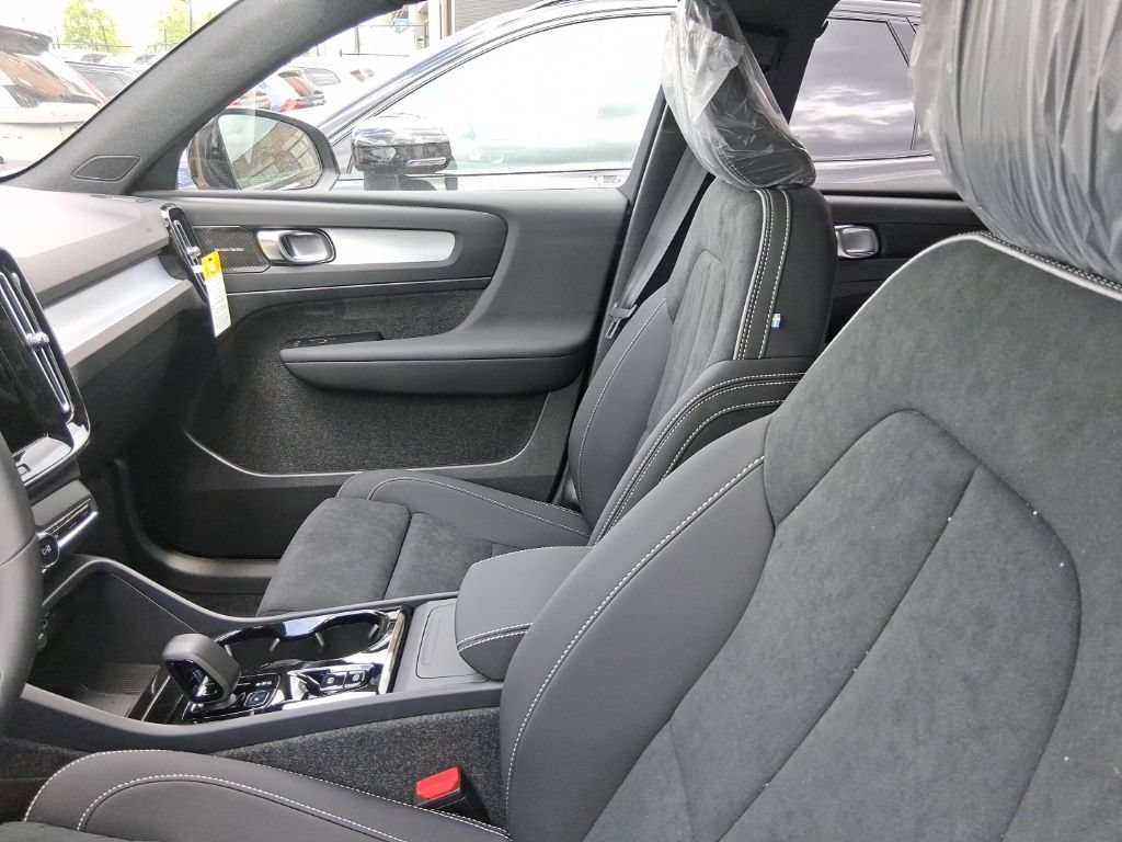 New 2026 Volvo XC40 B5 Ultra w/ Protection Package Premier AWD/4WD image 8