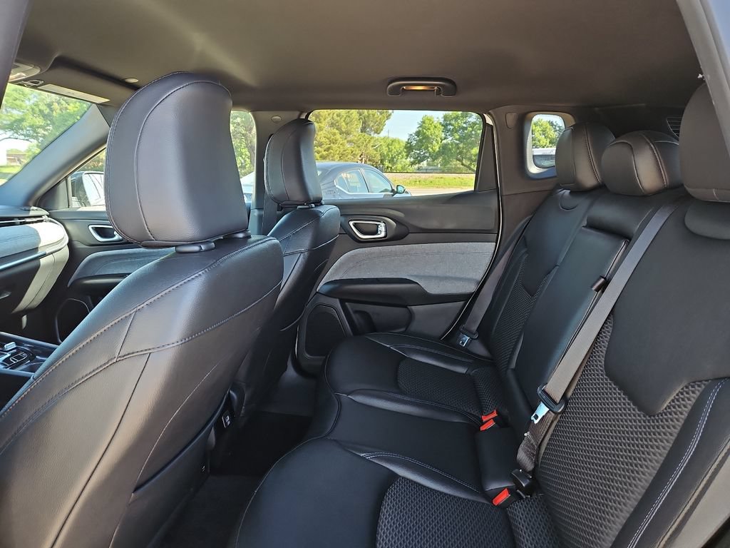 Used 2025 Jeep Compass Latitude AWD/4WD image 16