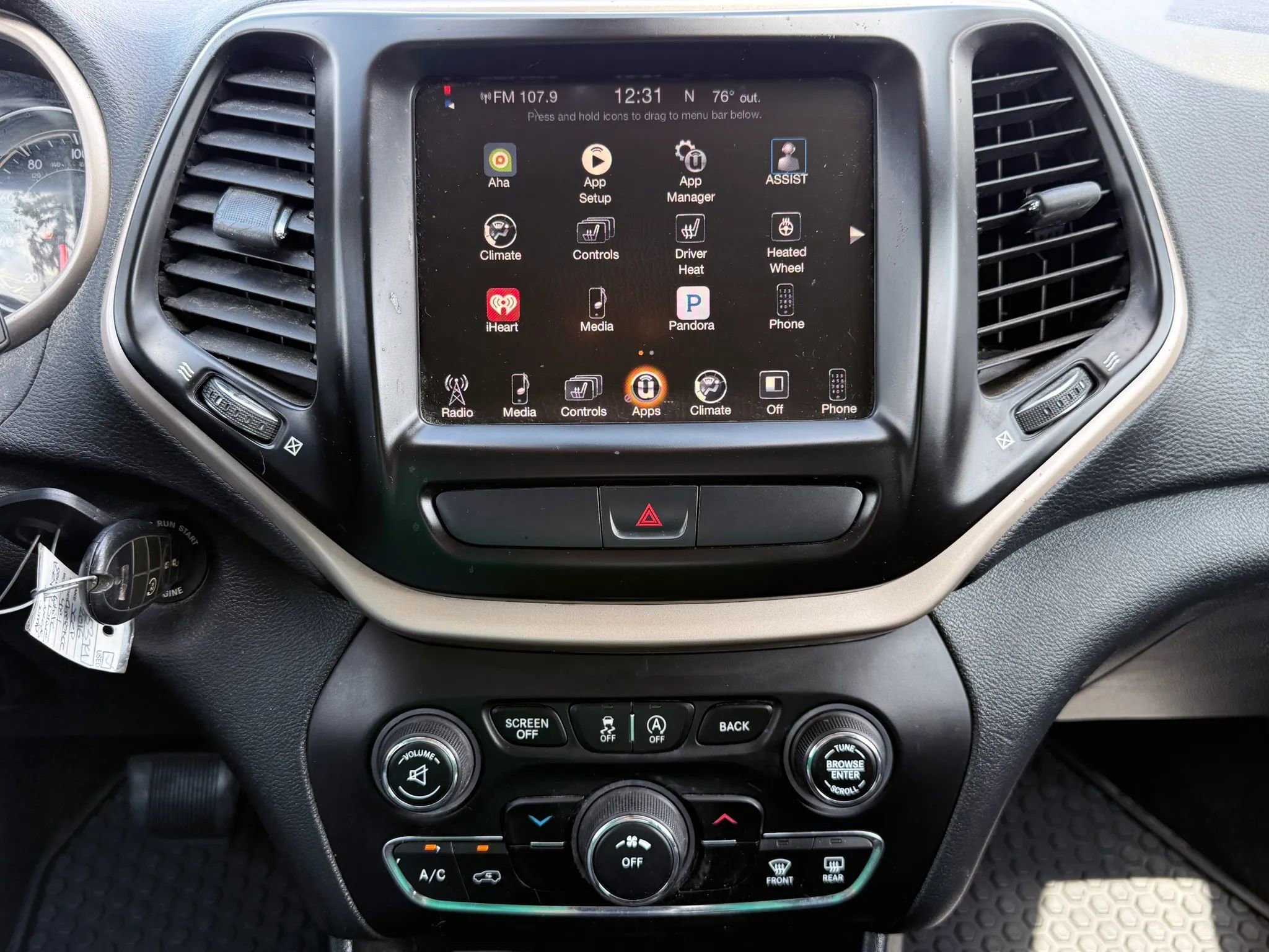 Used 2016 Jeep Cherokee Latitude w/ Cold Weather Group AWD/4WD image 25