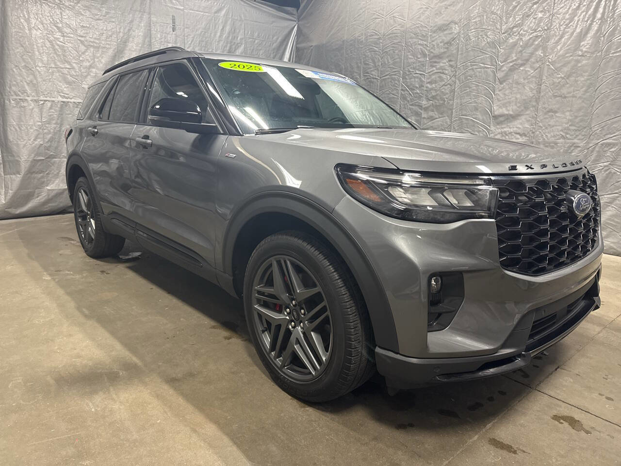 Used 2025 Ford Explorer ST-Line w/ ST-Line Street Pack image 1