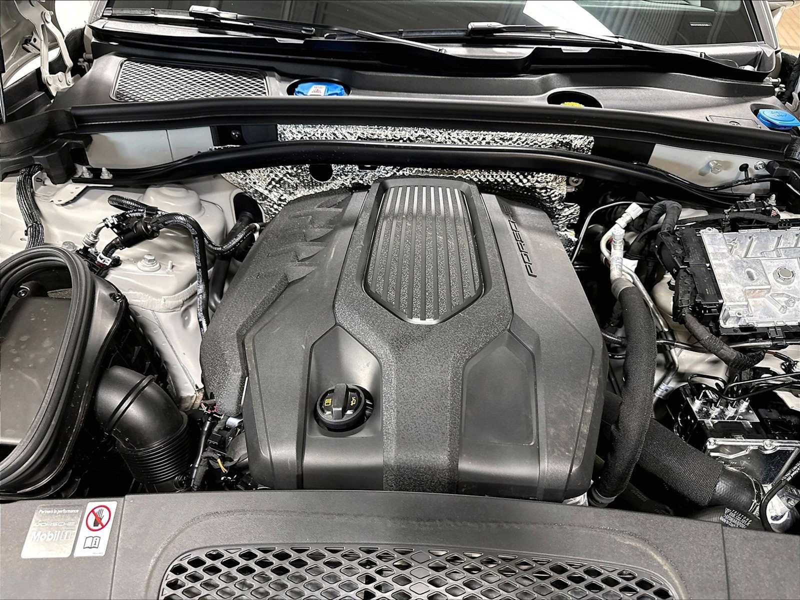 Used 2025 Porsche Macan AWD/4WD image 36