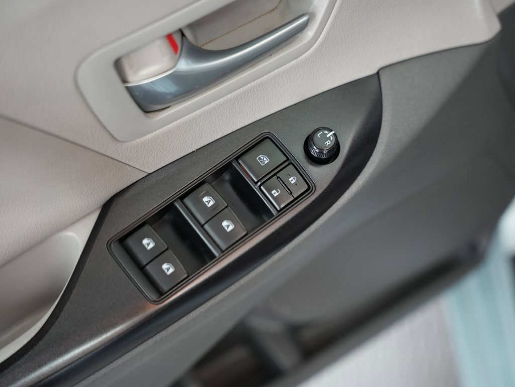 Used 2015 Toyota Sienna LE image 41