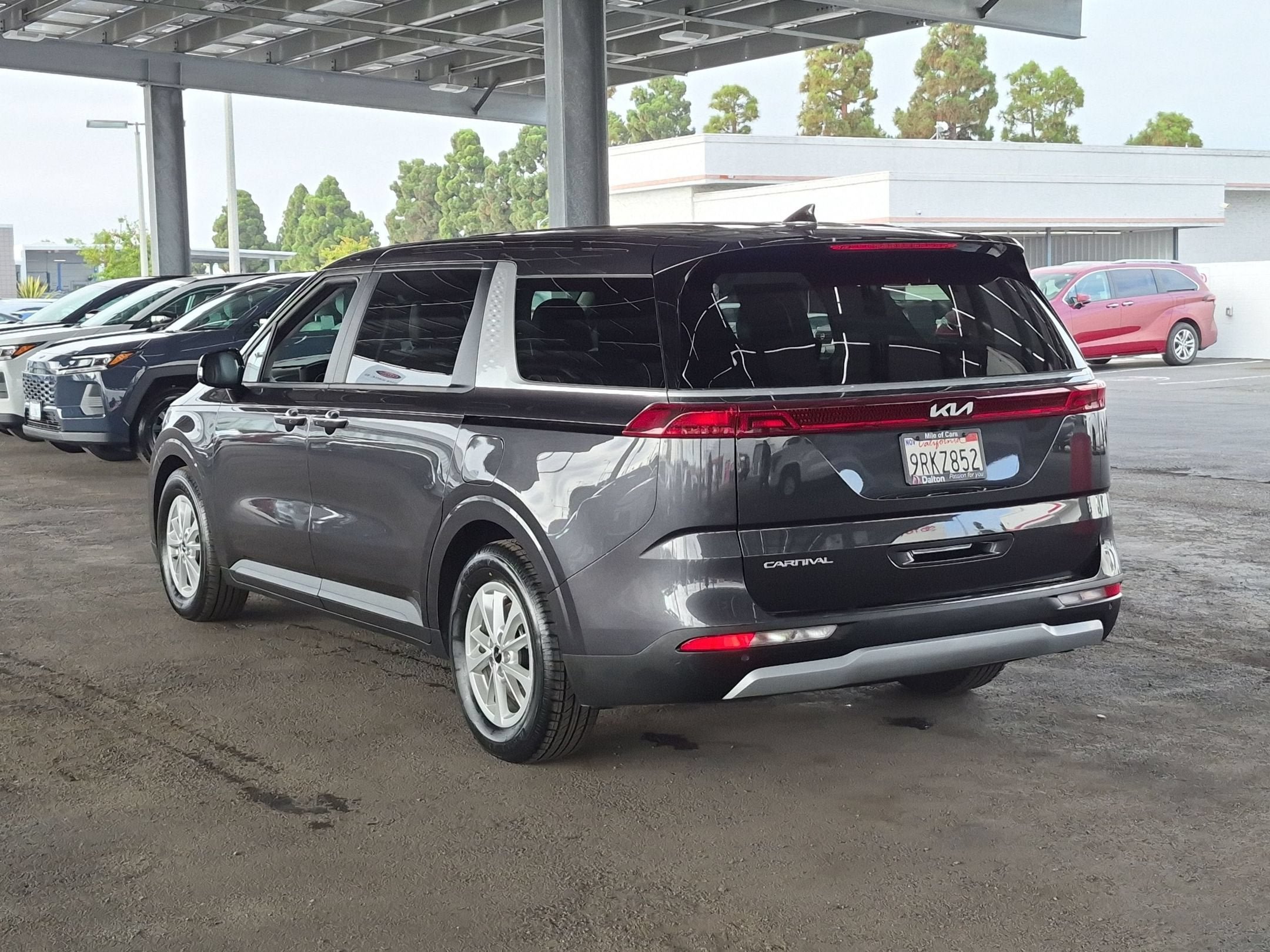 Used 2024 Kia Carnival LX FWD image 6
