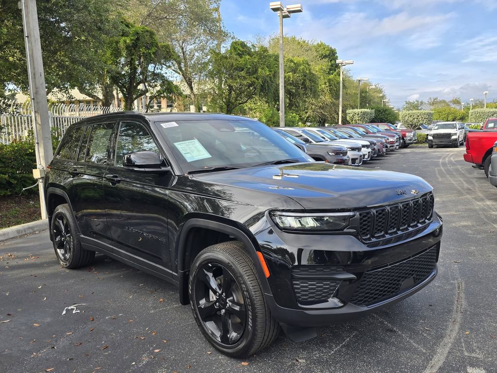 Used 2025 Jeep Grand Cherokee Altitude image 2