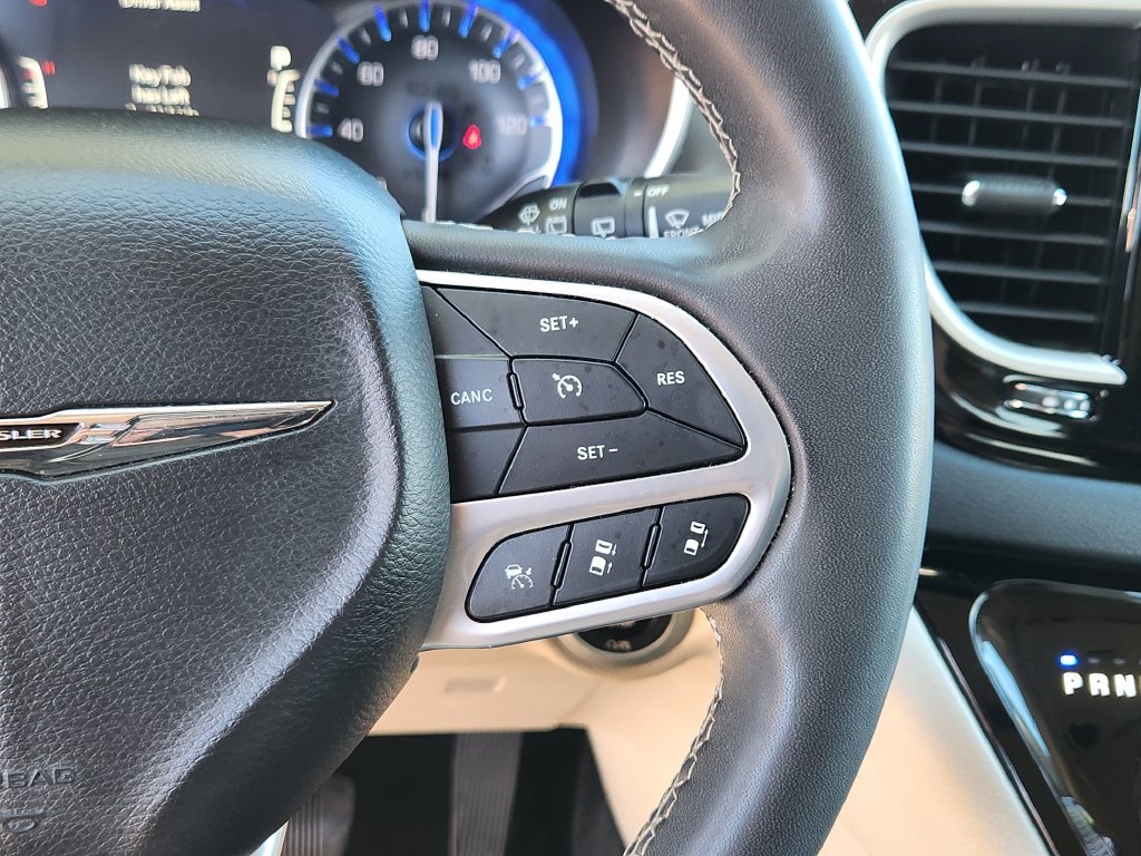 Used 2023 Chrysler Pacifica Touring-L FWD image 18