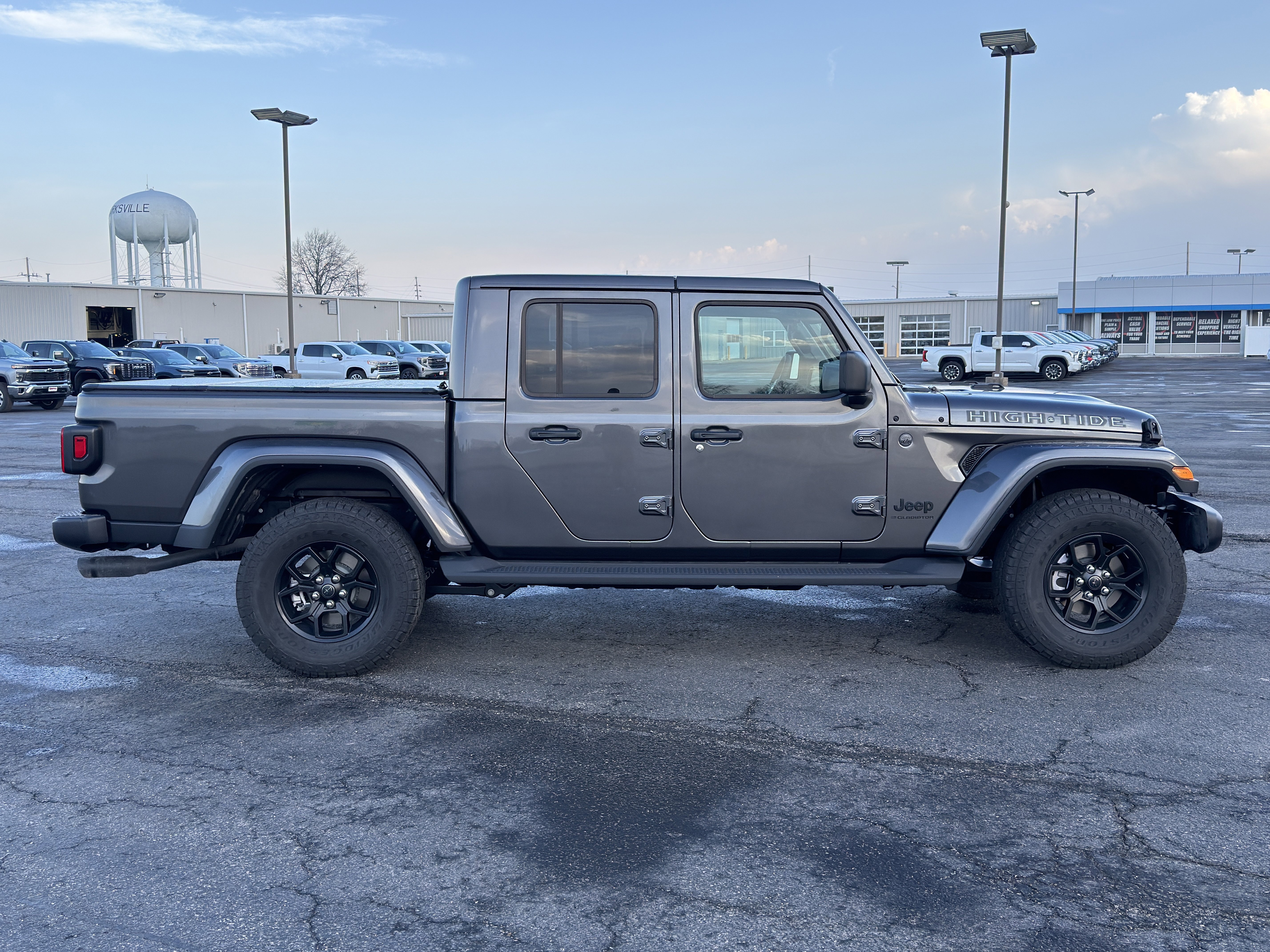 Used 2025 Jeep Gladiator Sport image 2