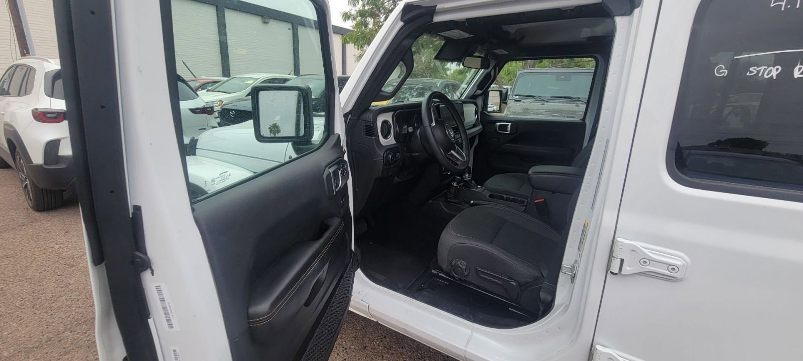 Used 2025 Jeep Wrangler Sahara image 9