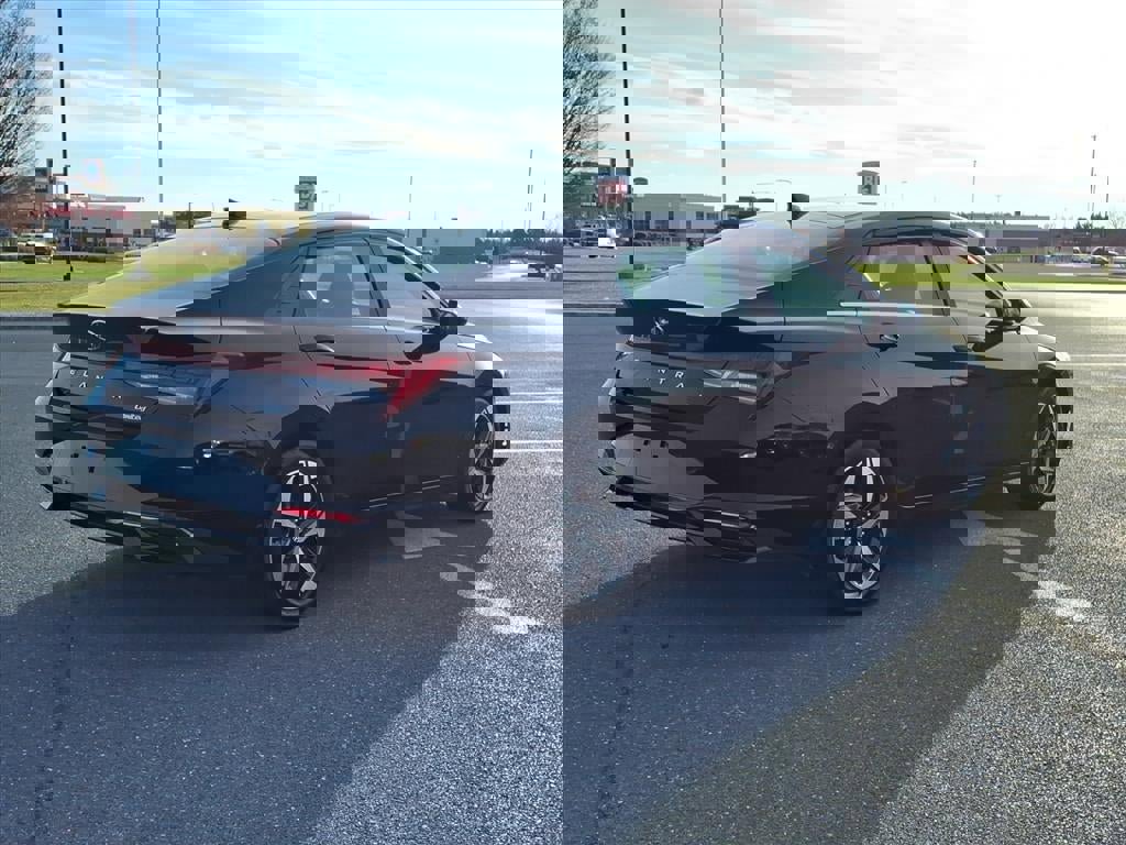 Used 2023 Hyundai Elantra Limited image 4